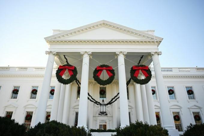 Dekorácie sú vidieť na Bielom dome počas mediálneho náhľadu na sviatky v roku 2023 v Bielom dome vo Washingtone, DC.