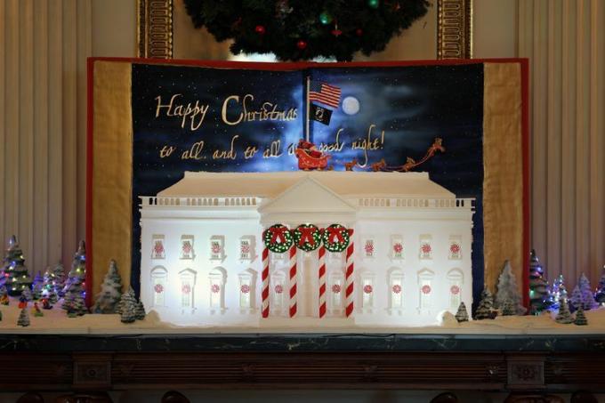 Perníkový Biely dom je vystavený v Štátnej jedálni počas mediálnej ukážky sviatočnej výzdoby v roku 2023 v Bielom dome 27. novembra 2023 vo Washingtone, DC.